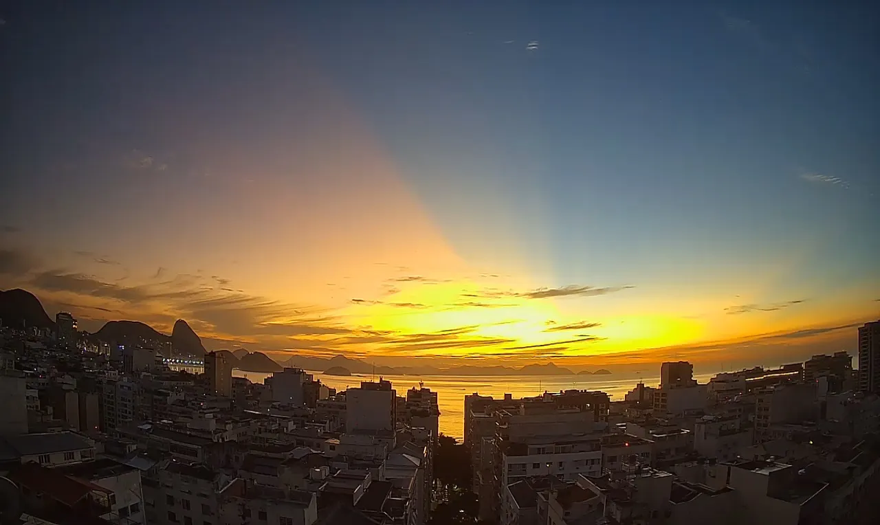 A imagem mostra o amanhecer no Rio de Janeiro 